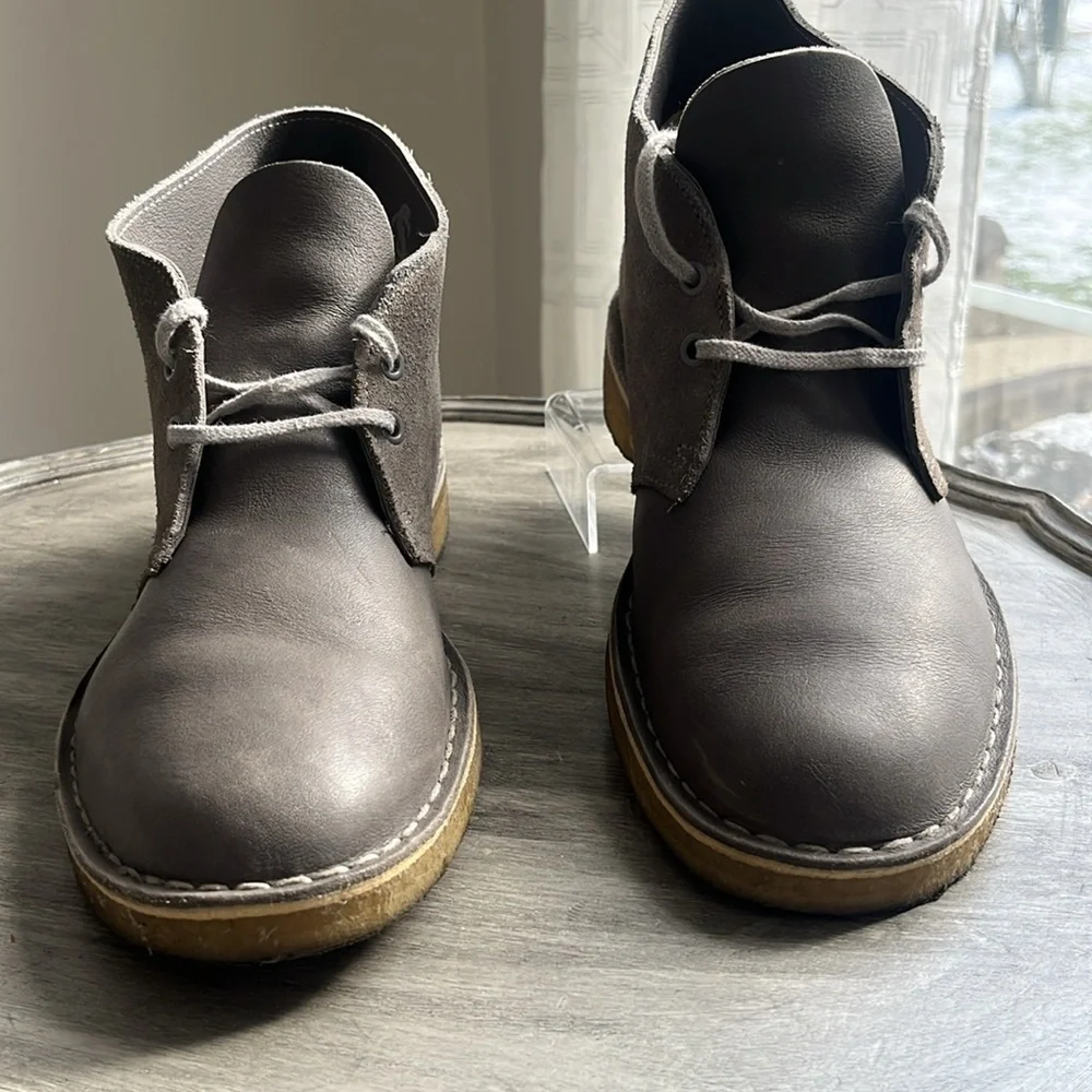 Clark’s gray suede leather chukka boots size 10